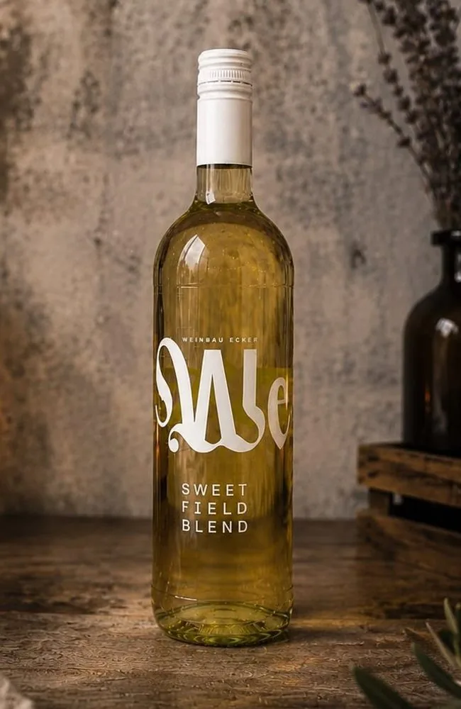 Flasche Sweet Field Blend, lieblicher Weißwein von Weinbau Ecker aus Sooß
