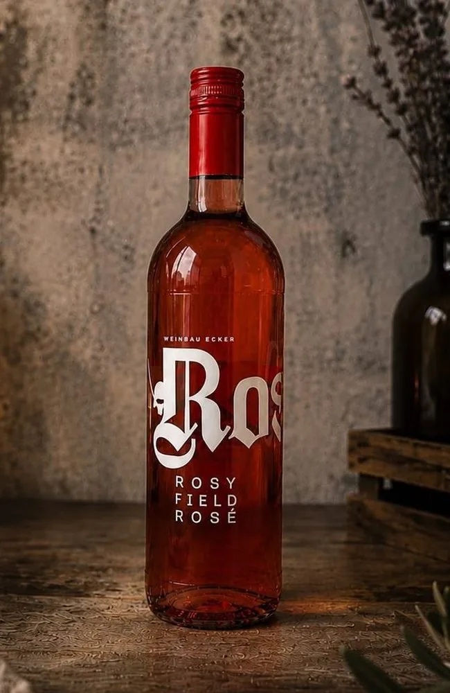 Flasche Rosy Field Rosé, frischer Rosé von Weinbau Ecker aus Sooß